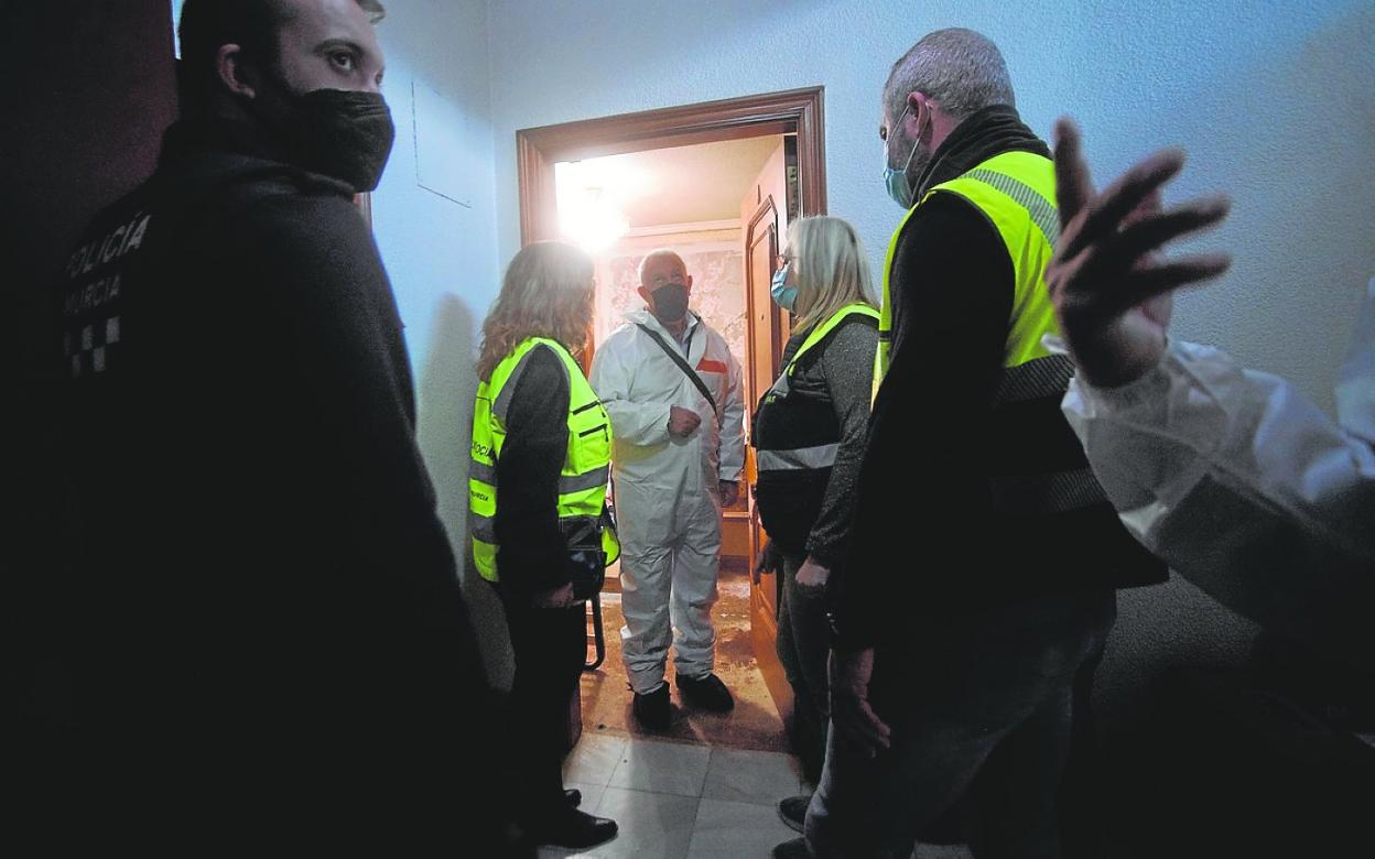 Trabajadores sociales y funcionarios del Ayuntamiento de Murcia en la casa de Beniaján, ayer. 