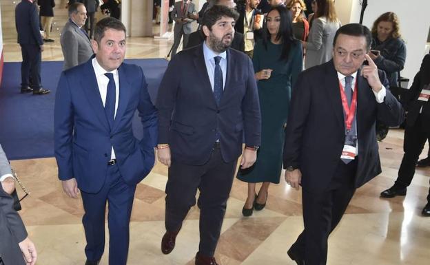 Gerardo Cueva (Cepyme), Fernando López Miras y José María Albarracín (Croem) llegan al CEO Congress, este miércoles.