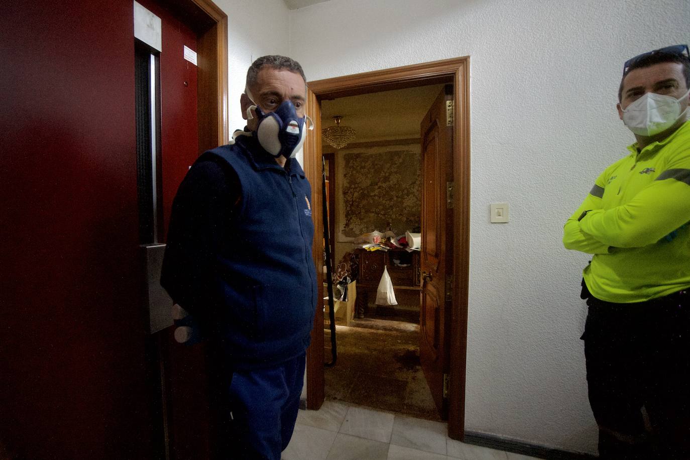 Fotos: Desinfectan un piso en Beniaján donde se acumulaban heces y basuras