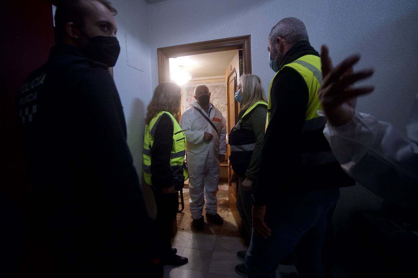 Fotos: Desinfectan un piso en Beniaján donde se acumulaban heces y basuras