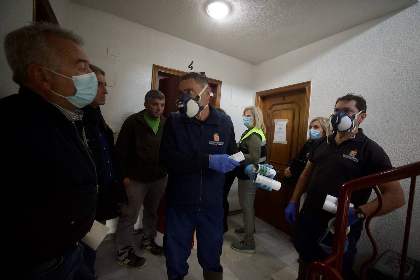 Fotos: Desinfectan un piso en Beniaján donde se acumulaban heces y basuras