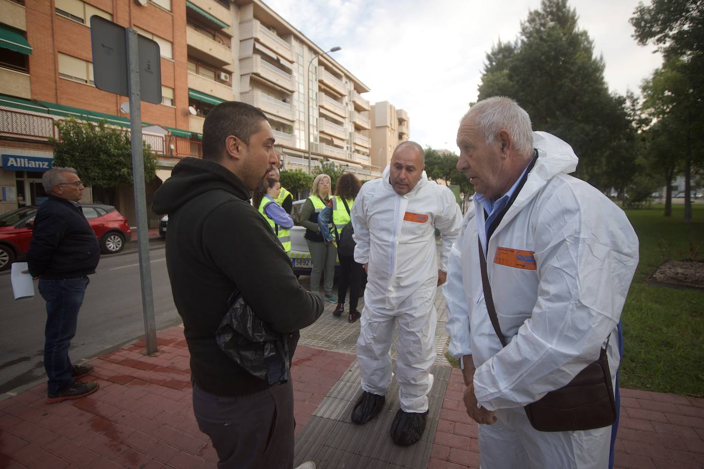 Fotos: Desinfectan un piso en Beniaján donde se acumulaban heces y basuras