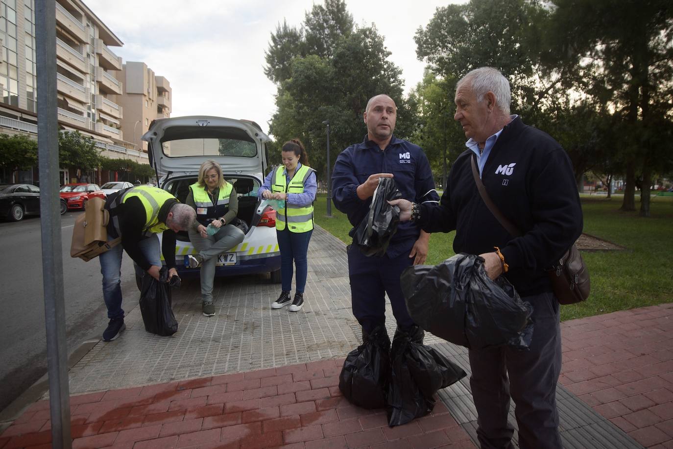 Fotos: Desinfectan un piso en Beniaján donde se acumulaban heces y basuras