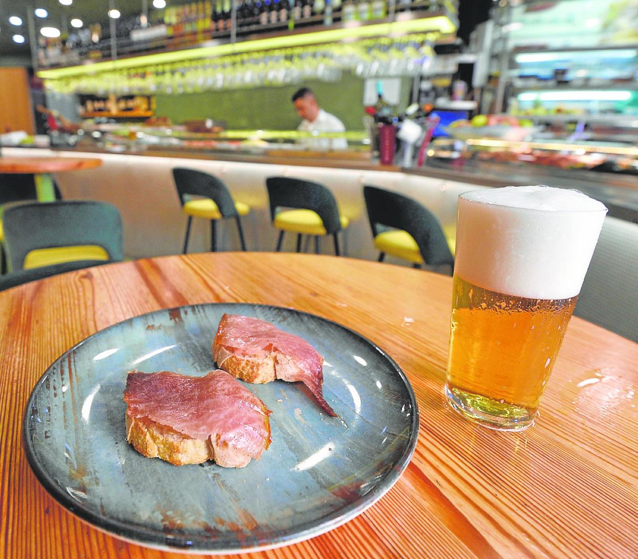 Tostadas de jamón de mar. Abajo. la mítica ensaladilla de marisco y guacamole. 