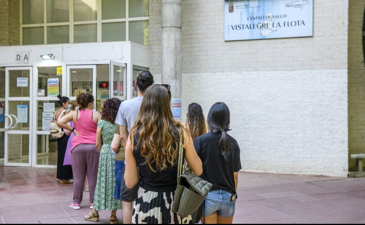 Colas para entrar a un centro de salud de Murcia en una imagen de archivo. 