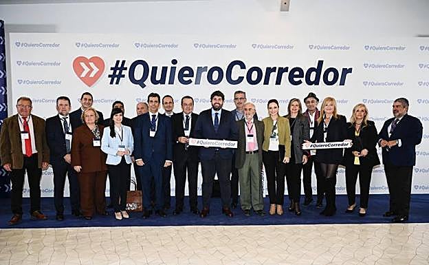 La delegación murciana que ha acudido este jueves al acto en Barcelona para reclamar el Corredor Mediterráneo. 