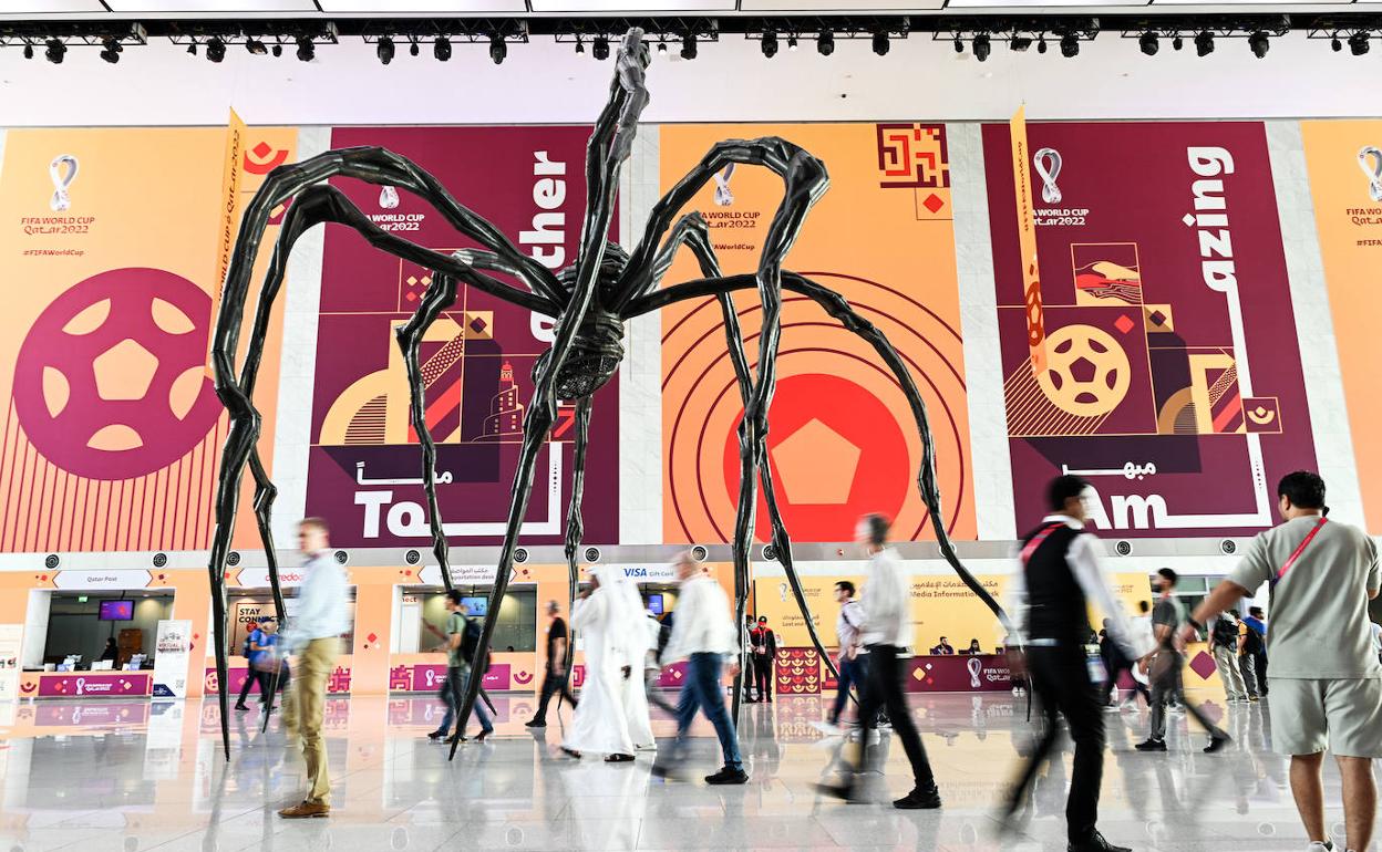 Una araña gigante de Louise Bourgoise preside el Centro de convenciones de Doha.