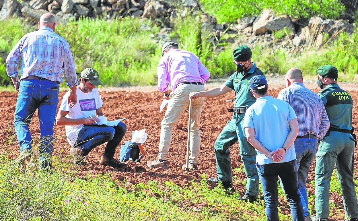 Recogida de muestras en terrenos agrícolas cercanos a la cantera Los Blancos, el pasado mayo. 