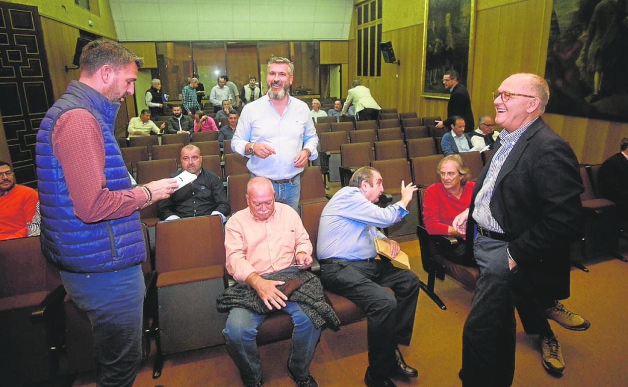 Asistentes a la asamblea de la Agrupación Sardinera celebrada ayer en el Palacio Almudí. 