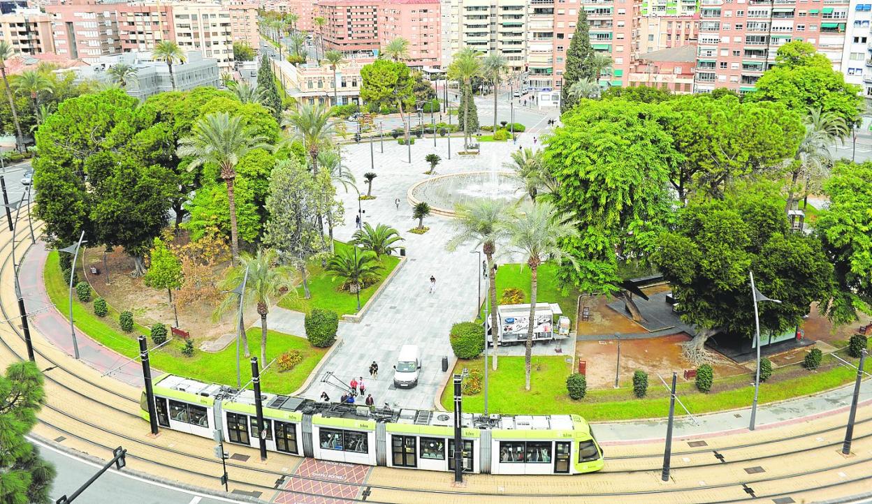 El tranvía a su paso por la Circular, de donde partirá la futura ampliación hacia la estación del Carmen. 