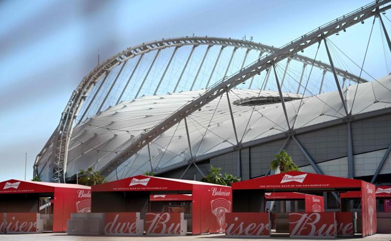 El estadio Khalifa, en Doha, este viernes, con kioskos de cerveza Budweiser. 