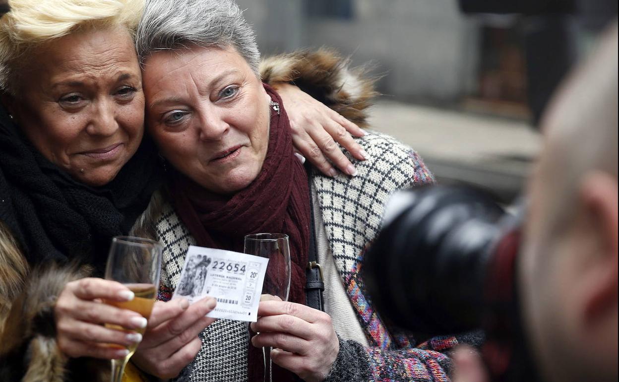 Dos personas que compartieron el décimo y resultaron agraciadas.