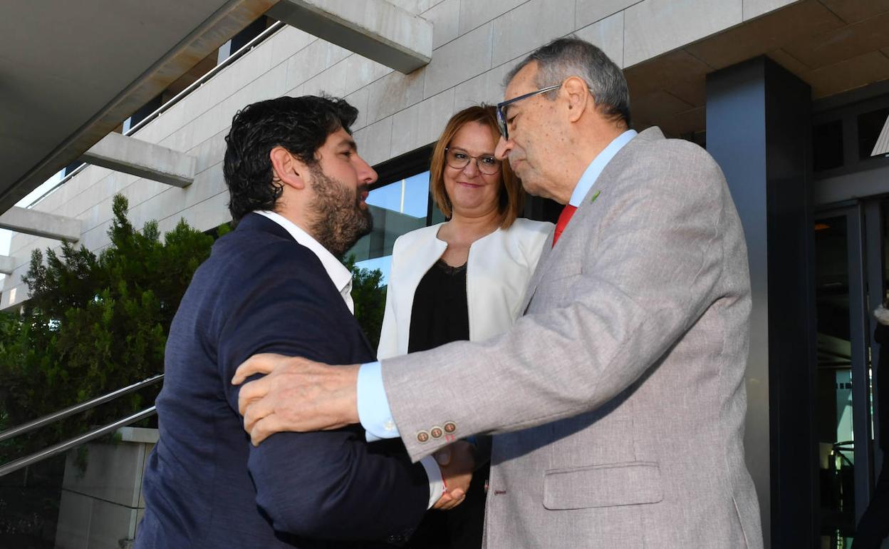 Fernando López Miras saluda a Joaquín Barberá, presidente de Plena Inclusión Región de Murcia.