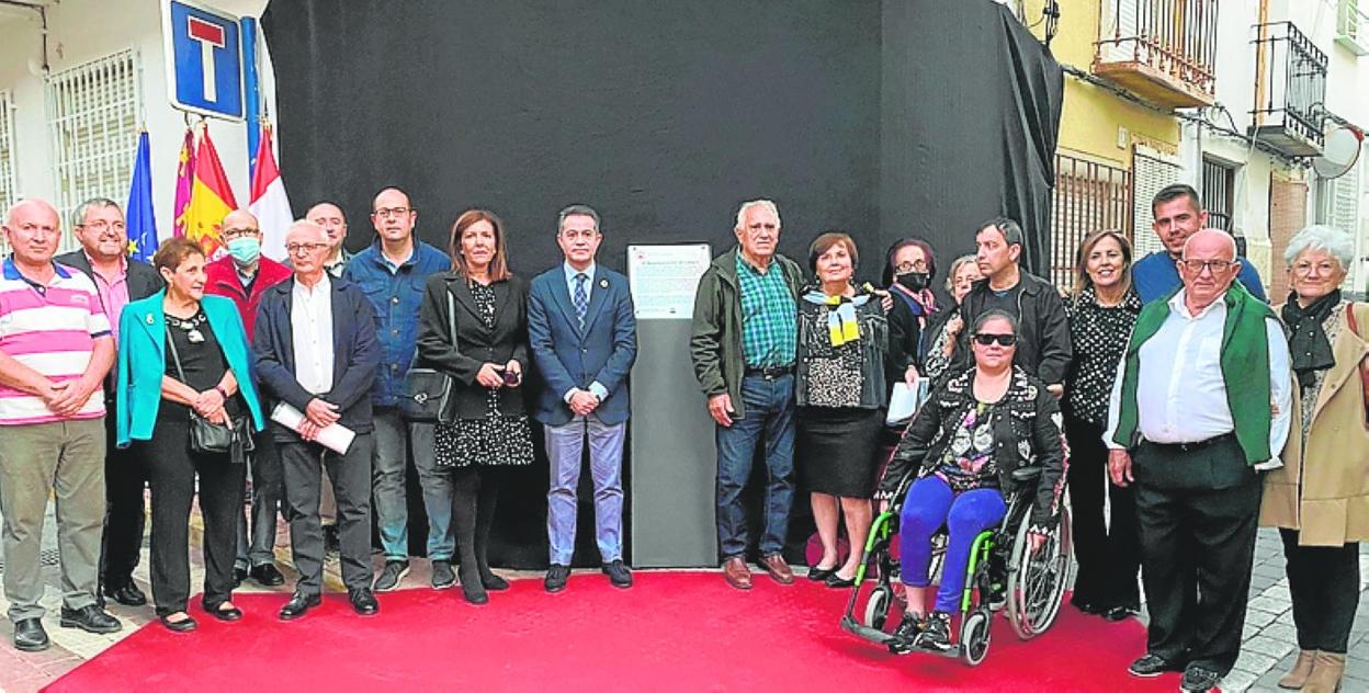 El alcalde, la concejala de Cultura, el presidente de la Asociación Camino al Humanismo, familiares y amigos, en la inauguración del tótem. 