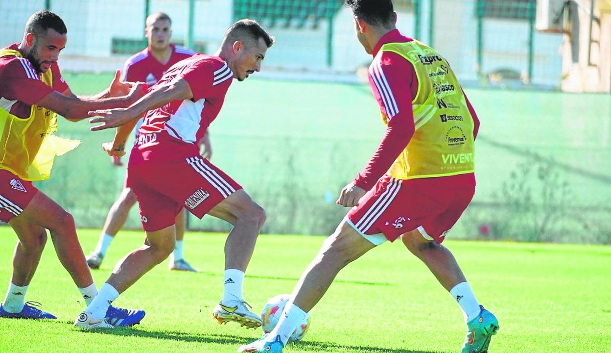Armando Ortiz, marcado por Pablo Ganet, en el entrenamiento de ayer en La Torre Golf. 