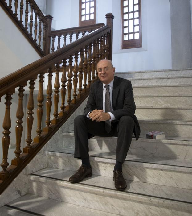 Jaime Peris, en las escaleras de la facultad.