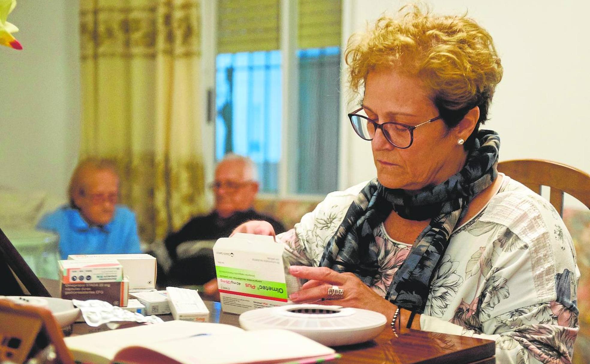 Jose Martínez prepara la medicación en los pastilleros electrónicos para sus padres. 