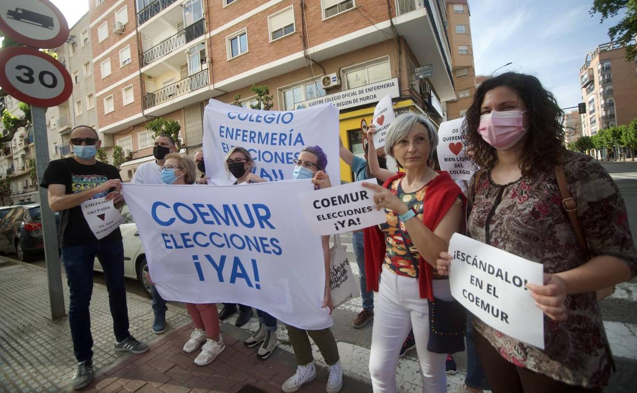 Protesta de enfermeras reclamando elecciones frente al Colegio de Enfermería de la Región, en una imagen de archivo. 