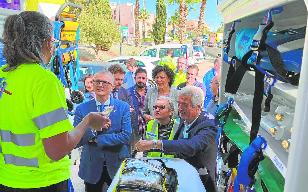 El consejero de Salud, Juan José Pedreño, y cargos del 061 escuchan las explicaciones de una sanitaria durante la presentación de los nuevos equipos de intervención rápida, el 9 de noviembre en Puerto Lumbreras. 