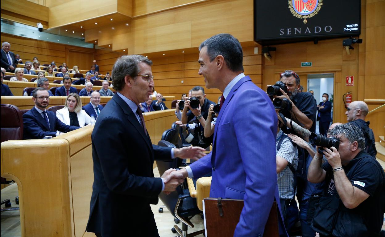 Sánchez y Feijóo se saludan el pasado septiembre en su primer cara a cara en el Senado. 