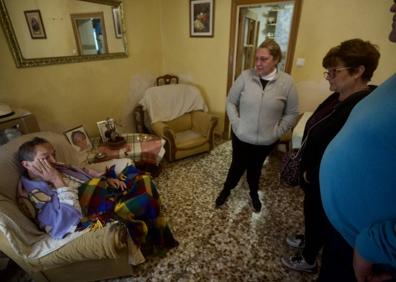 Imagen secundaria 1 - Francisco y Ana Belén, visiblemente emocionados, reciben la noticia de que se aplaza el desahucio, este martes, en su casa de La Alberca.