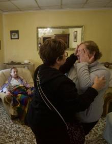 Imagen secundaria 2 - Francisco y Ana Belén, visiblemente emocionados, reciben la noticia de que se aplaza el desahucio, este martes, en su casa de La Alberca.