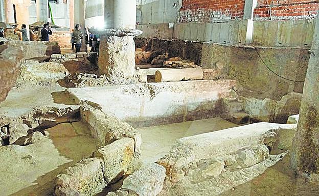 Estructuras de la antigua casa romana conservadas en un sótano del barrio universitario. 