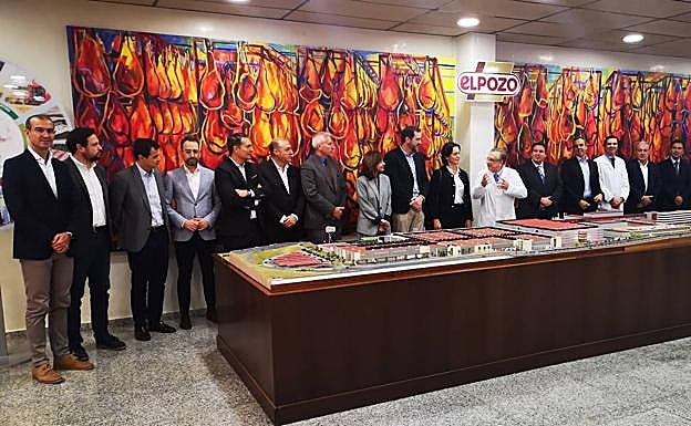 El empresario Tomás Fuertes, junto a miembros de la Fundación Isaac Peral, en las instalaciones de ElPozo. 