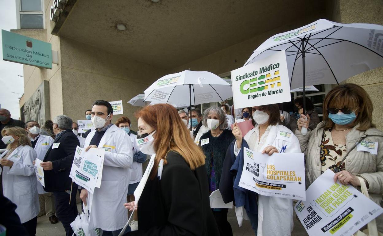 Imagen de archivo de una concentración de protesta de médicos en Murcia. 