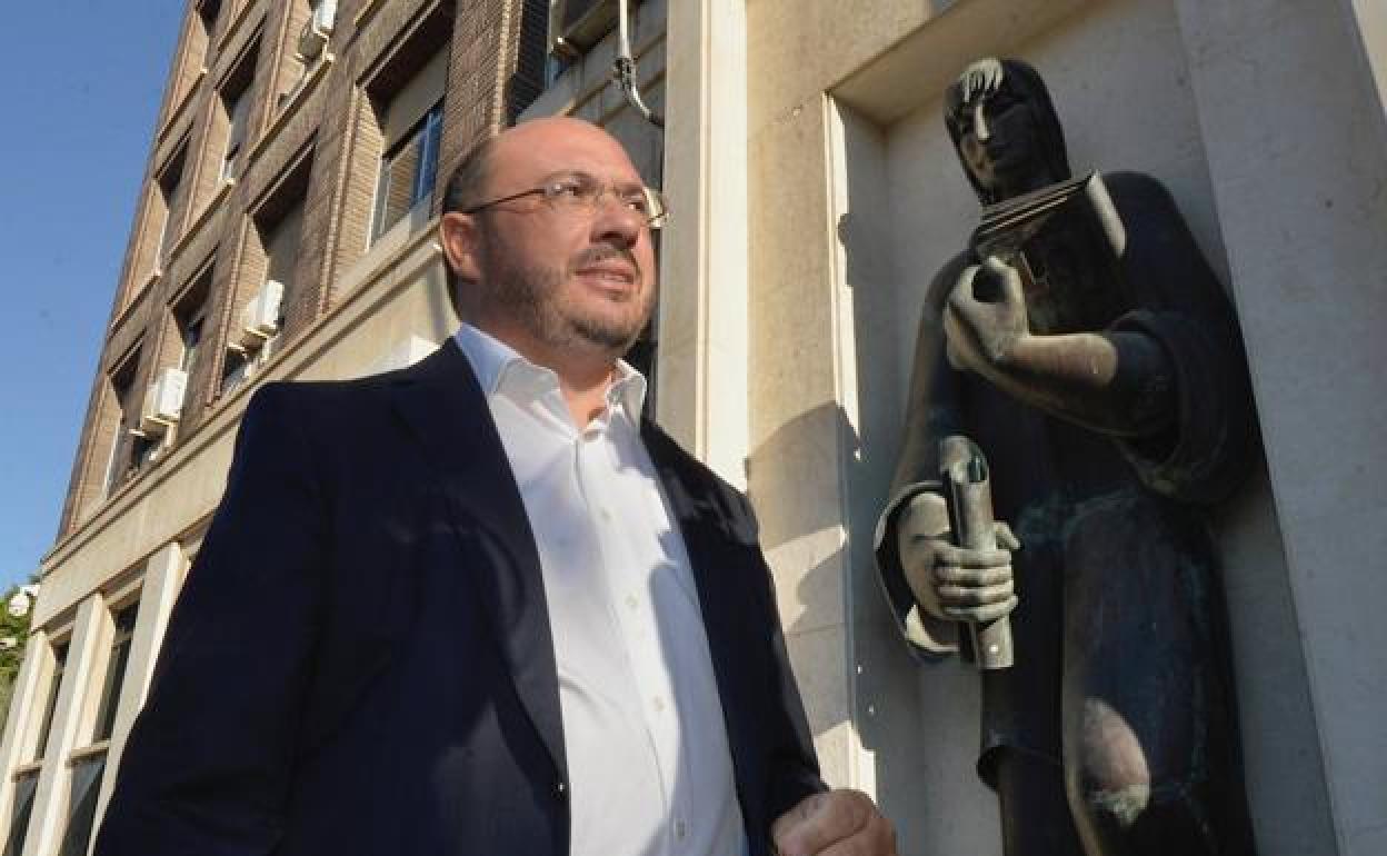 El expresidente autonómico Pedro Antonio Sánchez entra a los juzgados en una de las vistas del 'caso Auditorio'. 