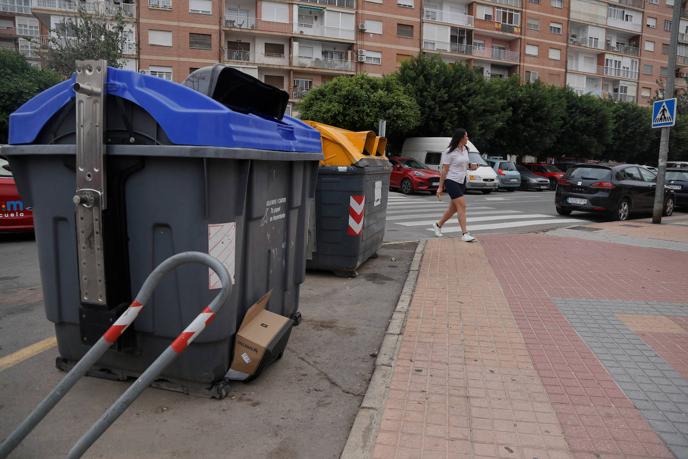 Contenedores en una calle de Cartagena, en una foto de archivo.