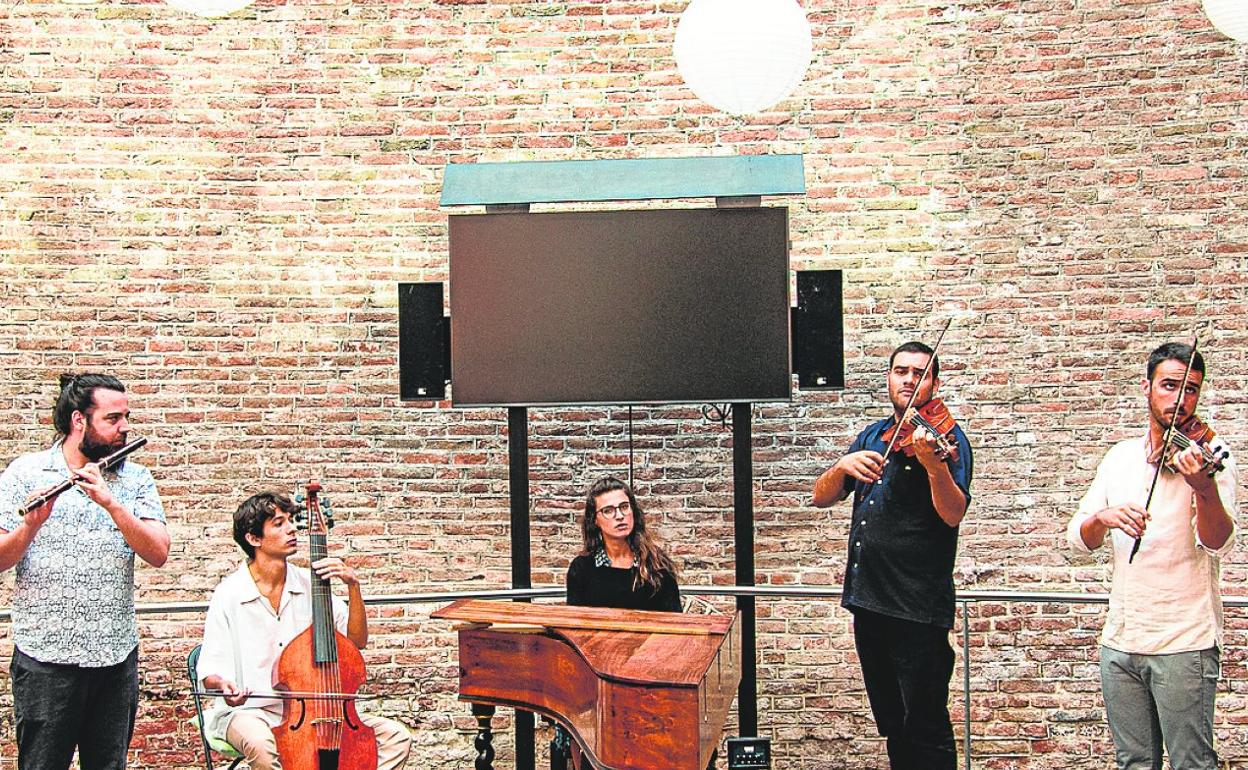 Los cinco componentes de la agrupación Anacronía durante una actuación. 