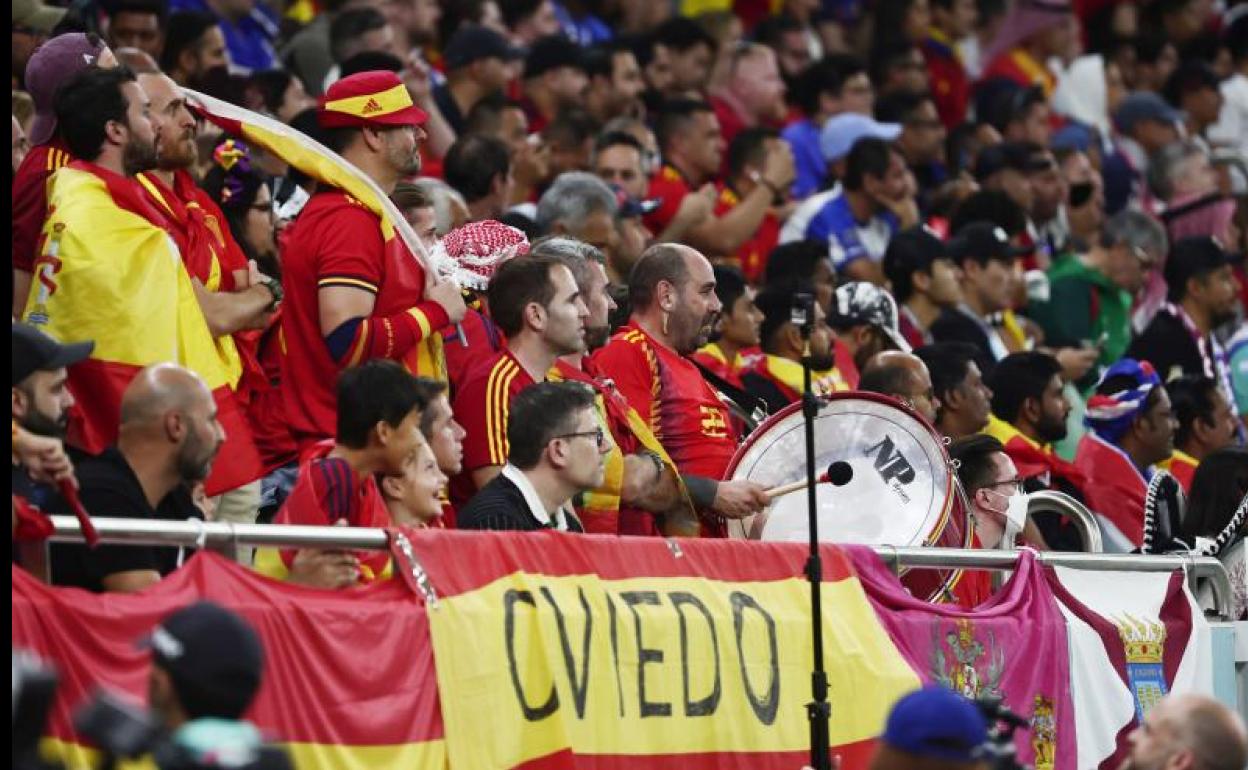 Aficionados españoles siguen el partido ante Costa Rica en el estadio Al Thumama. 