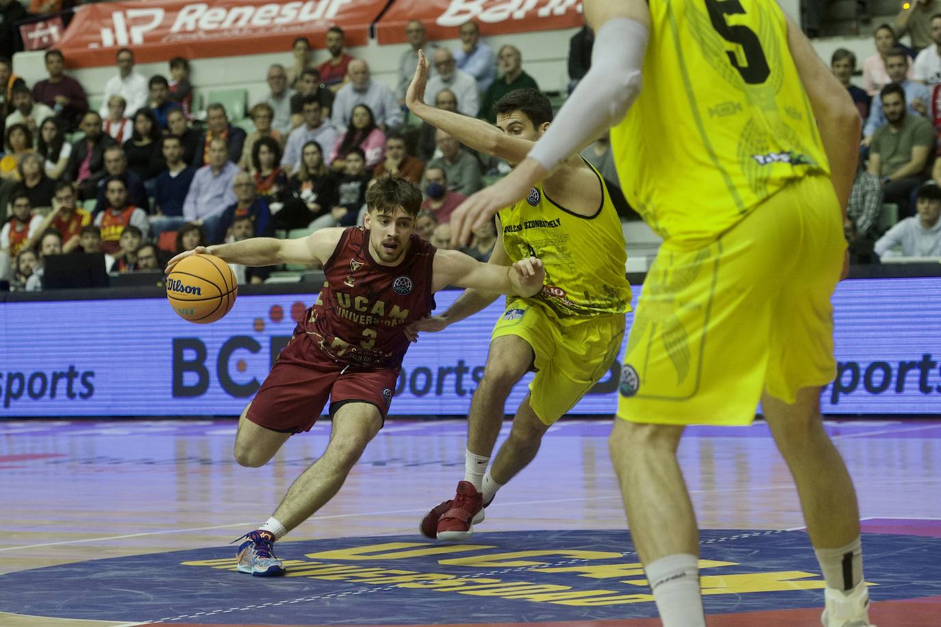 Fotos: El UCAM vence al Falco (81-74)