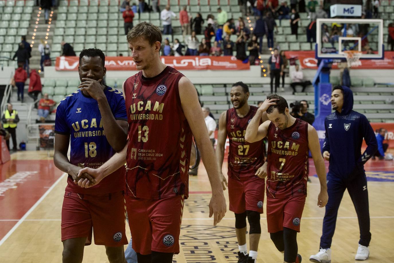 Fotos: El UCAM vence al Falco (81-74)