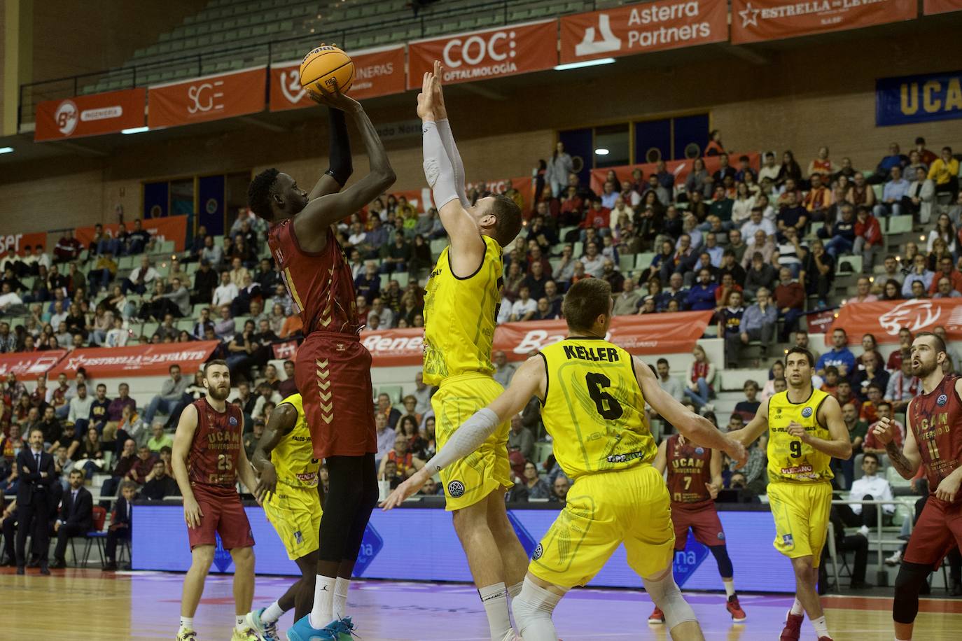 Fotos: El UCAM vence al Falco (81-74)