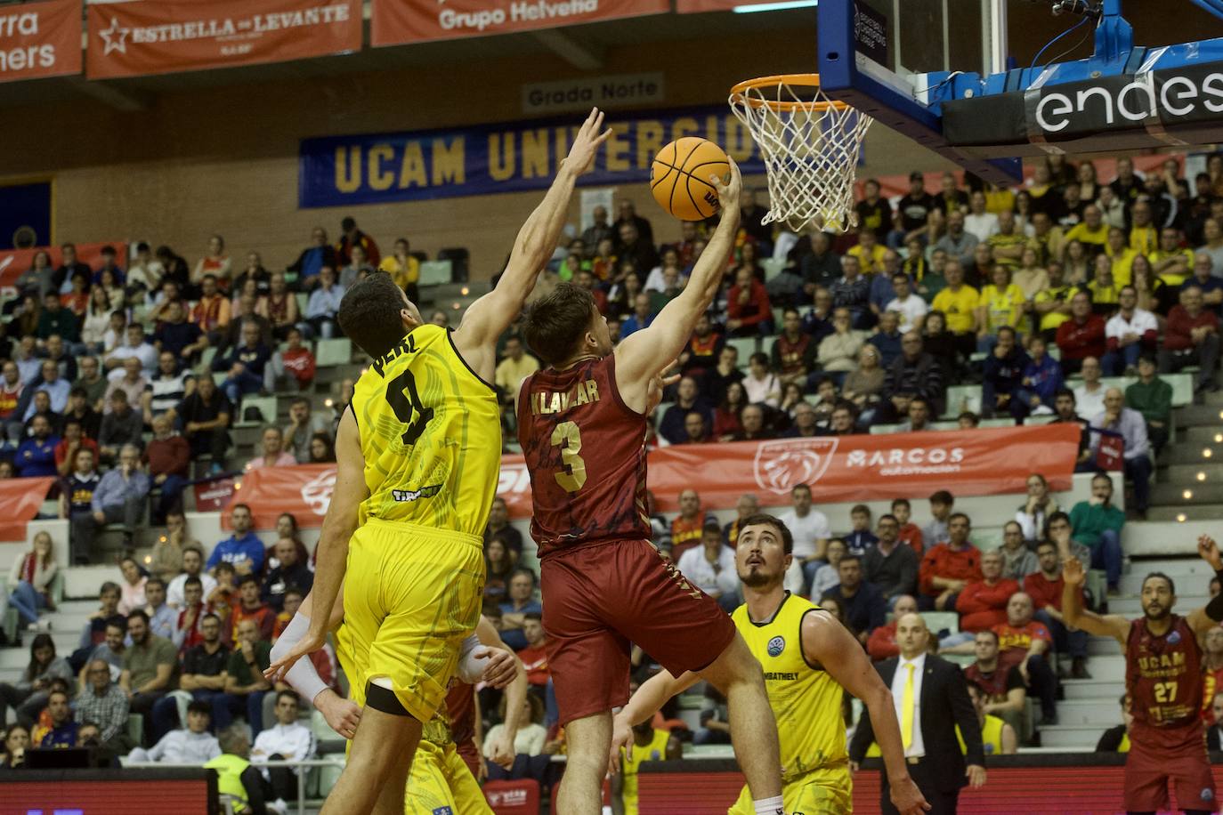 Fotos: El UCAM vence al Falco (81-74)