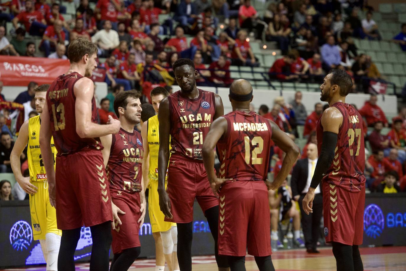 Fotos: El UCAM vence al Falco (81-74)