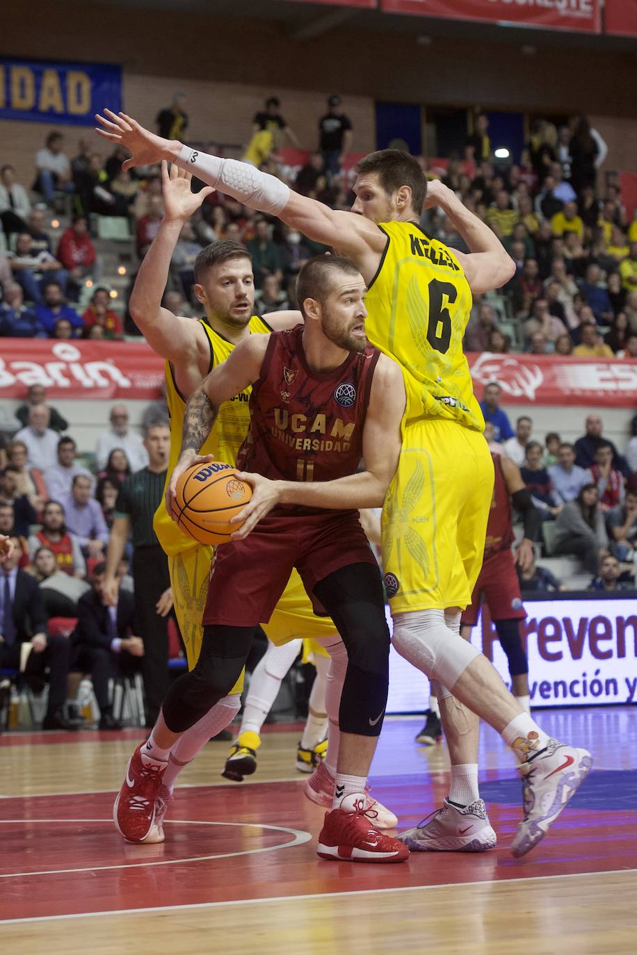 Fotos: El UCAM vence al Falco (81-74)