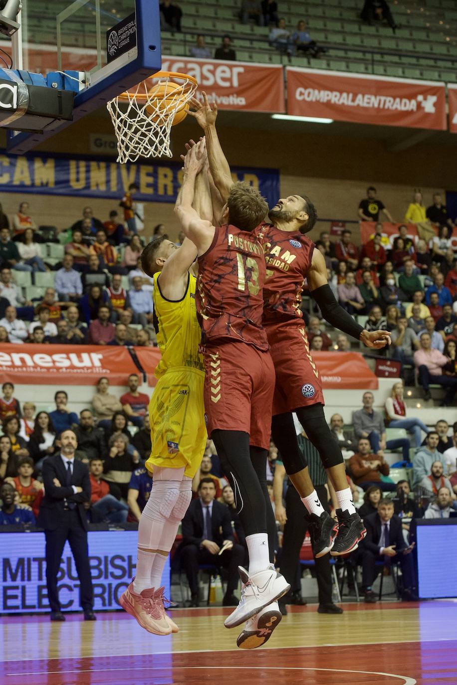 Fotos: El UCAM vence al Falco (81-74)