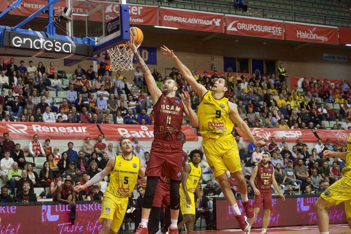 Fotos: El UCAM vence al Falco (81-74)