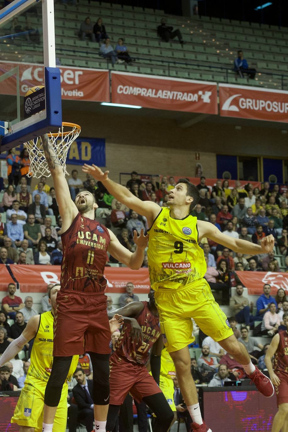 Fotos: El UCAM vence al Falco (81-74)