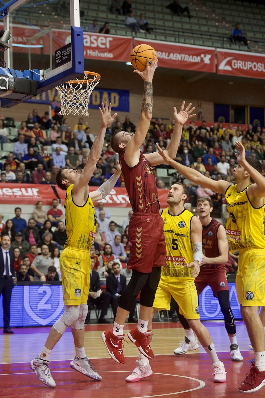 Fotos: El UCAM vence al Falco (81-74)