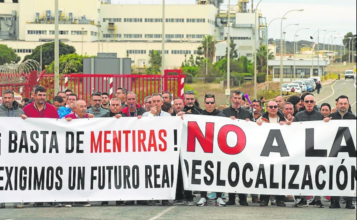 Trabajadores de Sabic concentrados el martes en la factoría. 