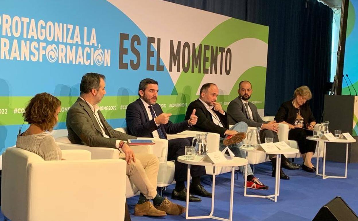 : El consejero Antonio Luengo, durante su intervención en el Congreso Nacional de Medio Ambiente referida a la lucha contra el cambio climático y la desertificación.