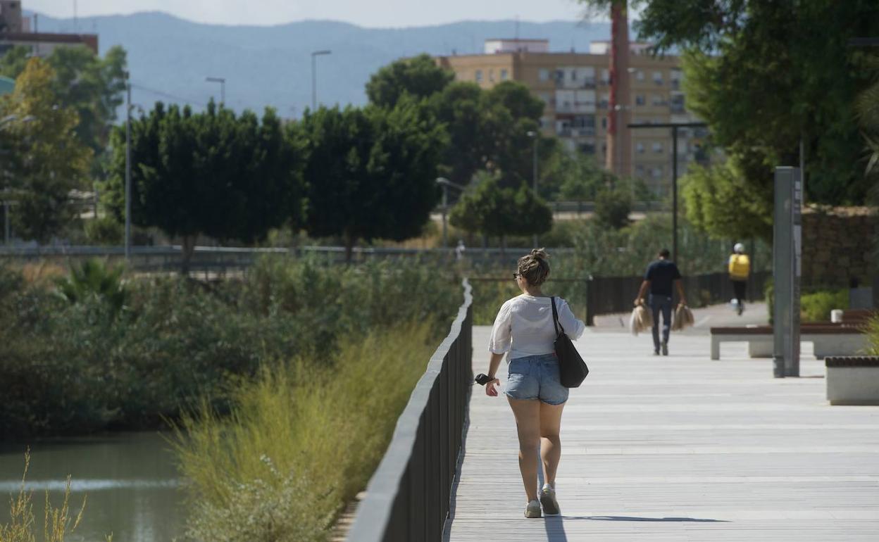 Viandantes junto al río Segura, en una foto de archivo.