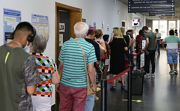 Colas de usuarios en un centro de salud de Murcia, en una foto de archivo.