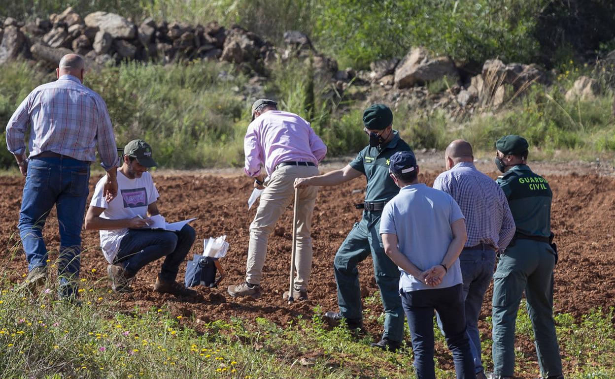 Recogida de muestras en terrenos agrícolas cercanos a la cantera Los Blancos, el pasado mayo.