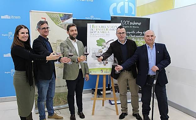 De izda. a dcha., Mónica Meroño, Silvano García, Juan Francisco Martínez, José Arturo Castellanos y Juan Gil Mira, durante la presentación de la feria. 