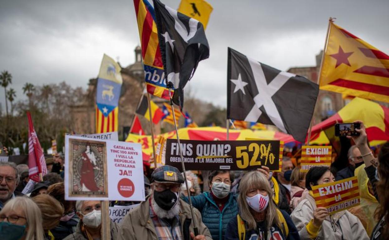 Personas se manifiestan frente al Palau de la Generalitat para exigir un cambio en la estrategia independentista en Barcelona.